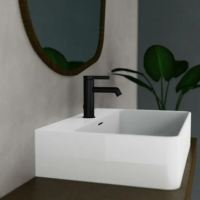 Camargue Waschtischarmatur Signo - Schwarz, Matt - Moderne Badezimmerarmatur mit einem stilvollen schwarzen Wasserhahn auf einem schlichten, weißen Waschbecken.
