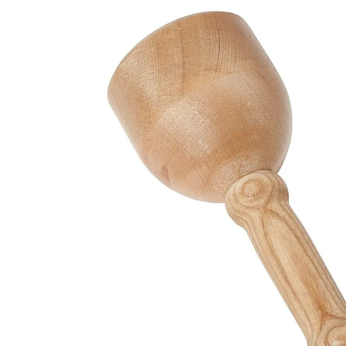 Heka Bildhauerklüpfel - Rund, Durchmesser Kopf: 100 mm - Nahaufnahme einer hölzernen Messschaufel mit Griff, ideal für Küche und Haushalt, präsentiert die natürliche Holzmaserung und robuste Bauweise.