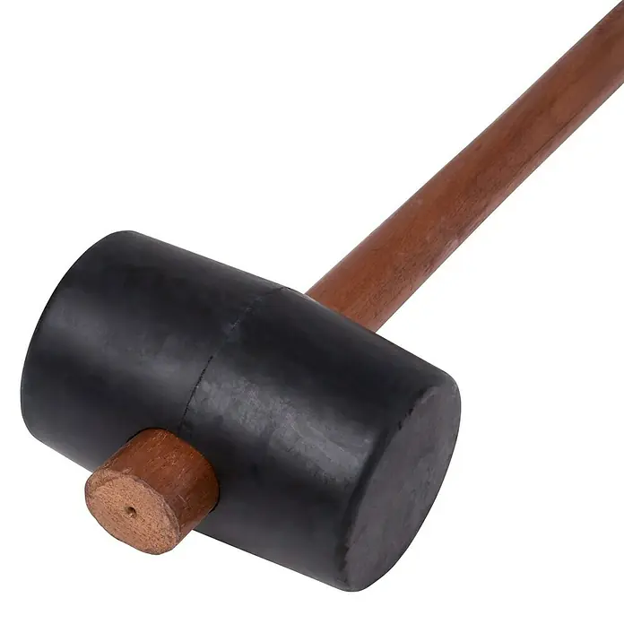 Wisent GummihammerHolz, Durchmesser Kopf: 90 mm - Nahaufnahme eines schwarzen Gummihammers mit Holzgriff auf weißem Hintergrund.