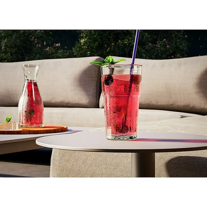 Loungemöbel-Set - 7 -tlg., Aluminium, Polyester, Dust Nature - Erfrischendes Getränk mit dunklen Beeren und Minze in einem Glas, serviert auf einem eleganten Tisch im Freien. Perfekt für warme Tage.