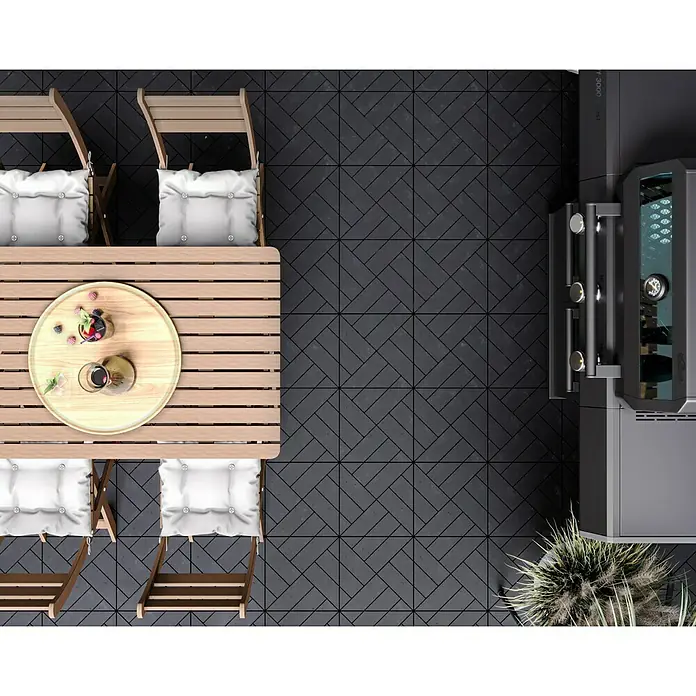 Klickfliese Parquet - 30 x 30 x 2,2 cm, Stahlgrau, 6 Stk. - Ein Esstisch mit Stühlen und ein Weinkühlschrank mit Glastür, ideal für gesellige Stunden im Freien.