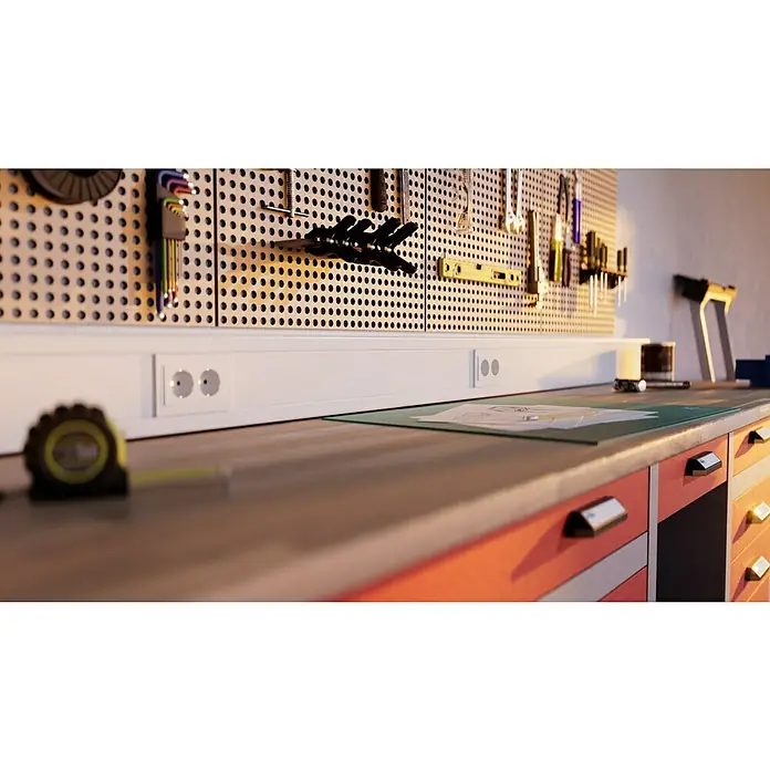 Brüstungskanal BR 70 - 2 m x 130 mm x 70 mm, Reinweiß - Werkbank mit Lochwand, Werkzeugen, Steckdosen und Messband. Praktische Werkstatteinrichtung für Heimwerker und Profis.
