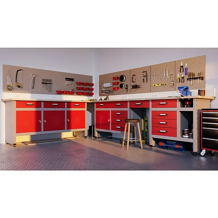 Inneneck-Profil - Passend für: Brüstungskanal BR 70 x 130 mm, Reinweiß - Werkbank mit Werkzeugen und Zubehör an einer Lochwand in einer Garage.