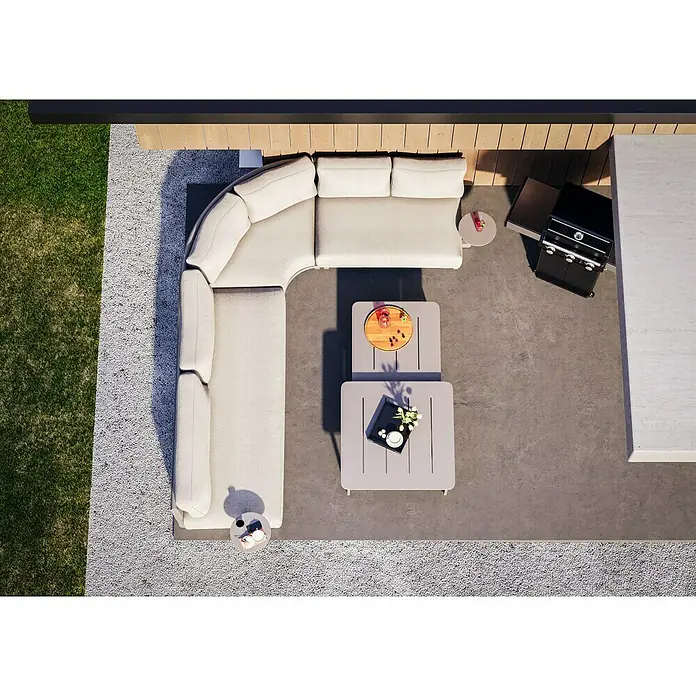Loungemöbel-Set - 7 -tlg., Aluminium, Polyester, Dust Nature - Draufsicht auf eine moderne Terrasse mit Sofagarnitur, Grill und Beistelltischen, die zum Entspannen im Freien einlädt.