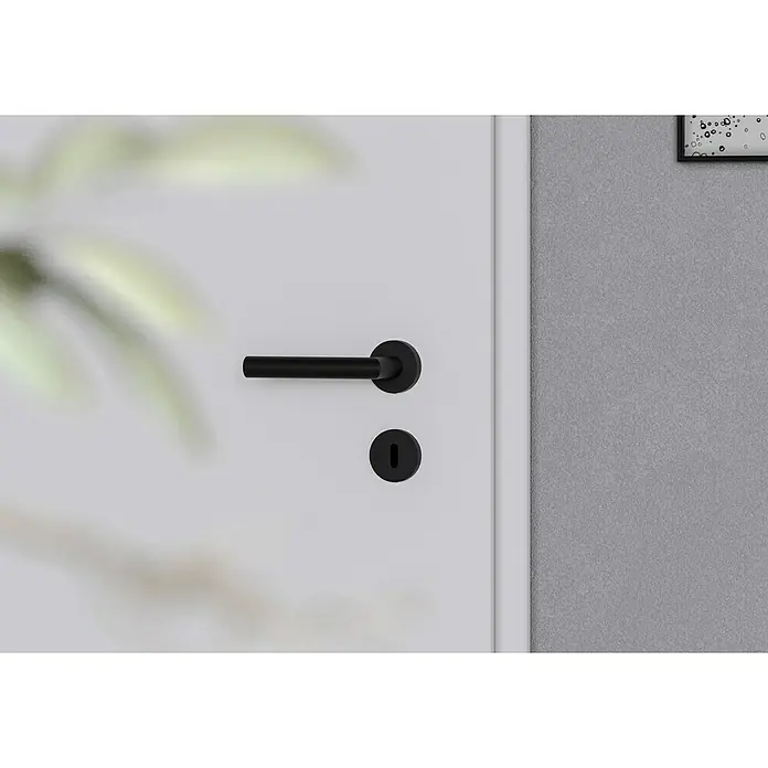Diamond Doors Zimmertürgarnitur Black Panther L-Form Premium PVD - Stärke Tür: 38 mm - 45 mm, Profilzylinder, Edelstahl, L-Form - Nahaufnahme eines weißen Türblatts mit einem eleganten, schwarzen Türgriff-Set. Das schlichte Design unterstreicht die moderne Ästhetik.