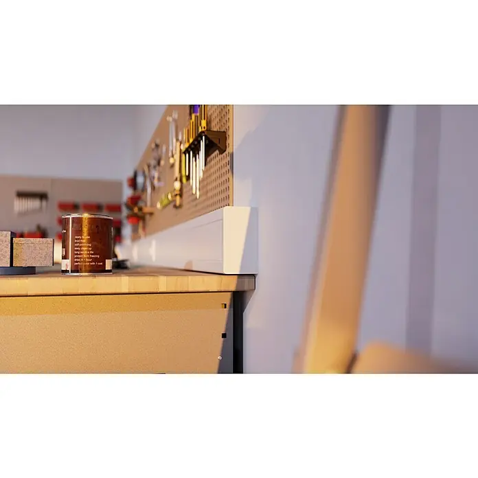 Brüstungskanal BR 70 - 2 m x 130 mm x 70 mm, Reinweiß - Ein Detailaufnahme einer Werkbank mit einer Dose Farbe, vor einer Werkzeugwand. Fokus liegt auf der Farbqualität und der Werkstattumgebung.