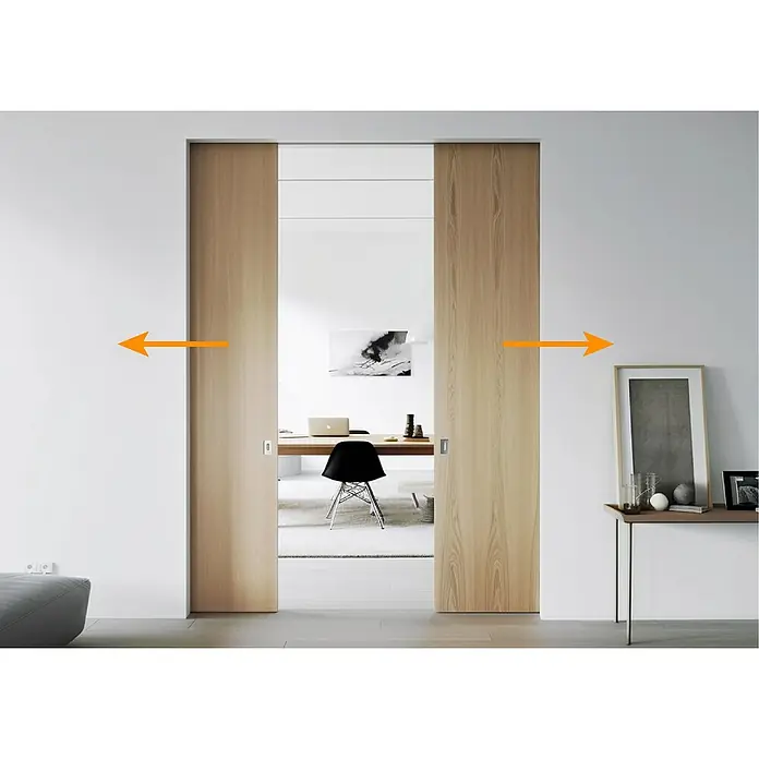 Entravia Zubehör-Set Synchro - Traglast: 40 kg, Passend für: Entravia Simple-Pocket Schiebetürsystem zweiflügelig - Zwei offene Schiebetüren aus hellem Holz, die einen Innenraum teilen und einen weiteren Raum dahinter offenbaren.