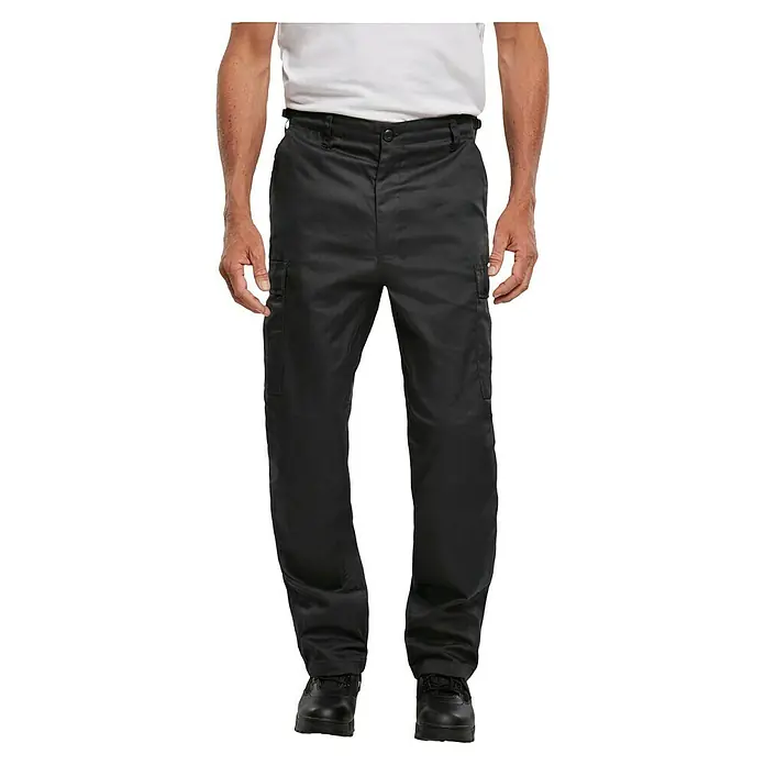 Brandit Herren-Arbeitshose - Schwarz, XL - Eine Frontansicht von schwarzen Herren-Cargohosen, die die geräumigen Taschen und den robusten Stil hervorheben. Ideal für Arbeit oder Freizeit.