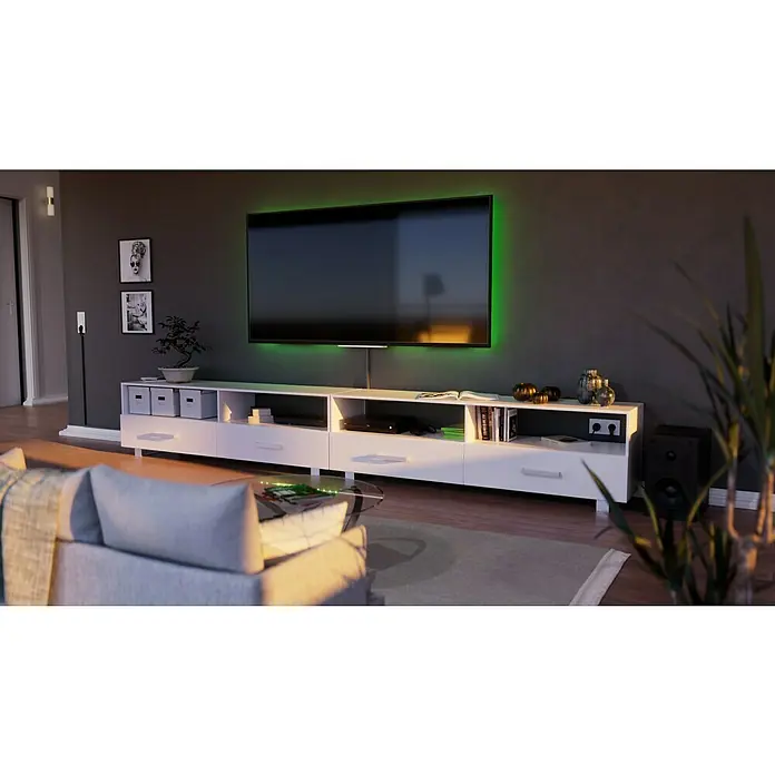 Kabelkanal - L x B x H: 2 m x 15 mm x 15 mm, Grau - Ein modernes Wohnzimmer mit einem großen Fernseher mit grüner Hintergrundbeleuchtung über einem weißen Sideboard.