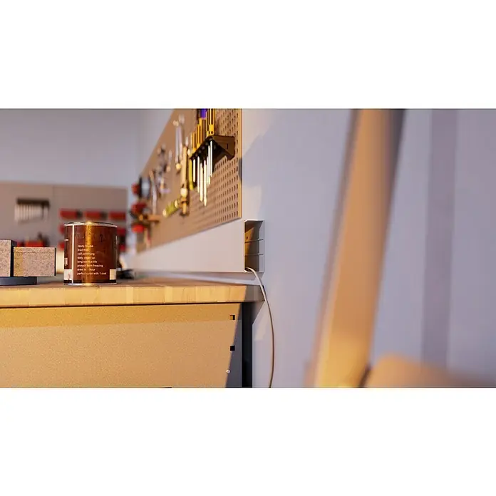 Kabelkanal - 2 m x 100 mm x 40 mm, Weiß - Ein fast voller Farbeimer steht auf einer Werkbank mit einer Lochplatte und Werkzeugen im Hintergrund.