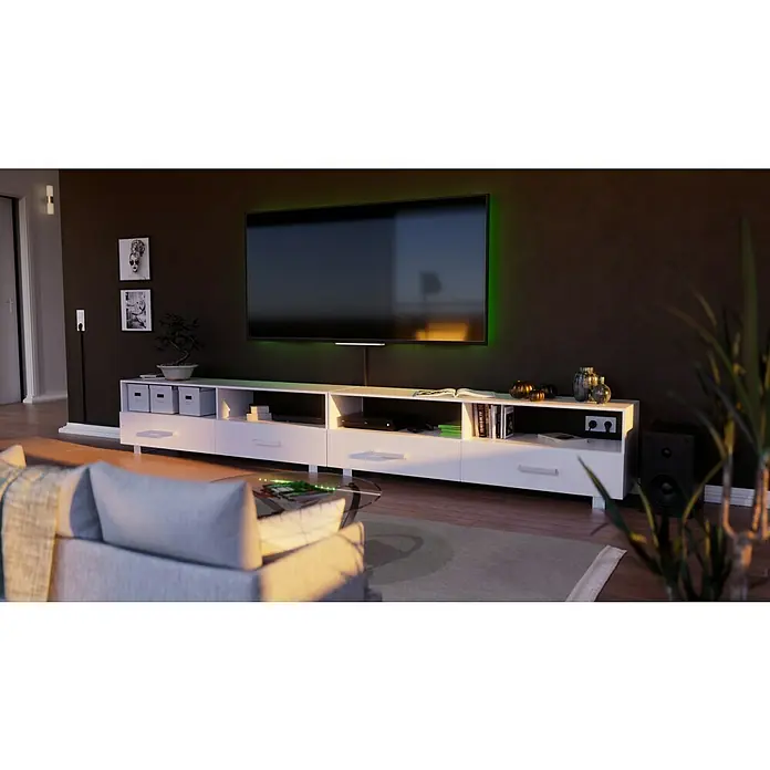 Kabelkanal - L x B x H: 2 m x 15 mm x 15 mm, Braun - Einrichtung mit einem langen, weißen TV-Schrank unter einem großen Flachbildfernseher mit grüner Hintergrundbeleuchtung.