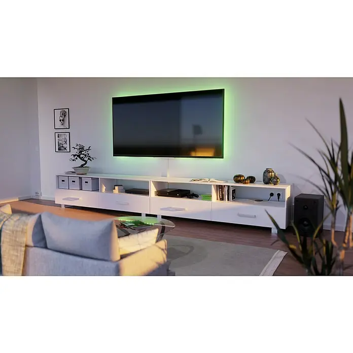 GGK Außeneck - Alpinweiß, Passend für: Sockelleistenkanal SL 20x50 - Eine Nahaufnahme eines modernen Wohnzimmers mit einem großen Fernseher und weißen Möbeln, die eine elegante und gemütliche Atmosphäre schaffen.