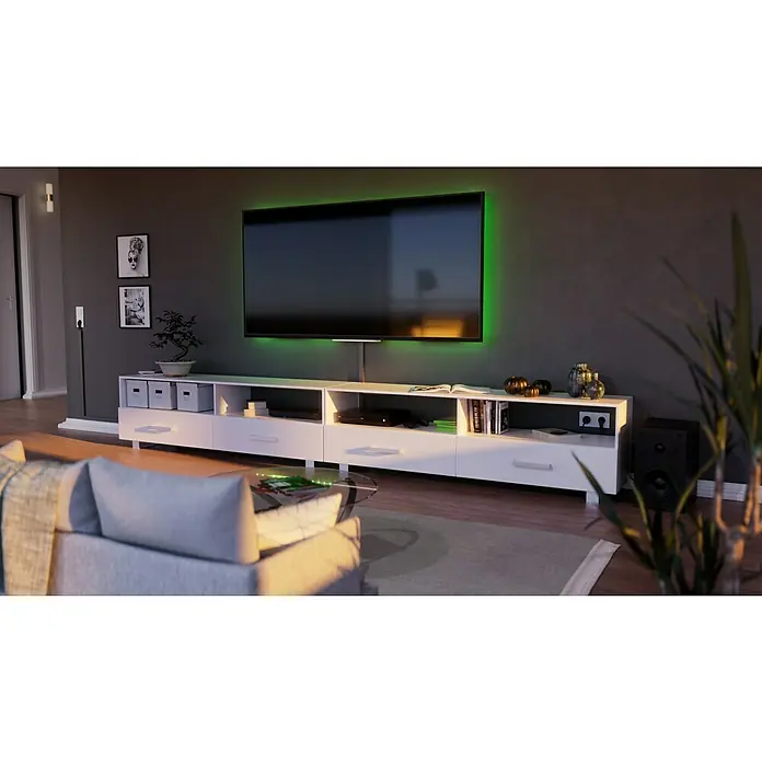 Kabelkanal - L x B x H: 2 m x 30 mm x 15 mm, Silber - Ein elegantes Wohnzimmer mit einem modernen TV-Schrank in Weiß, der mit dekorativen Elementen und einem grossen, beleuchteten Fernseher ein echter Hingucker ist.