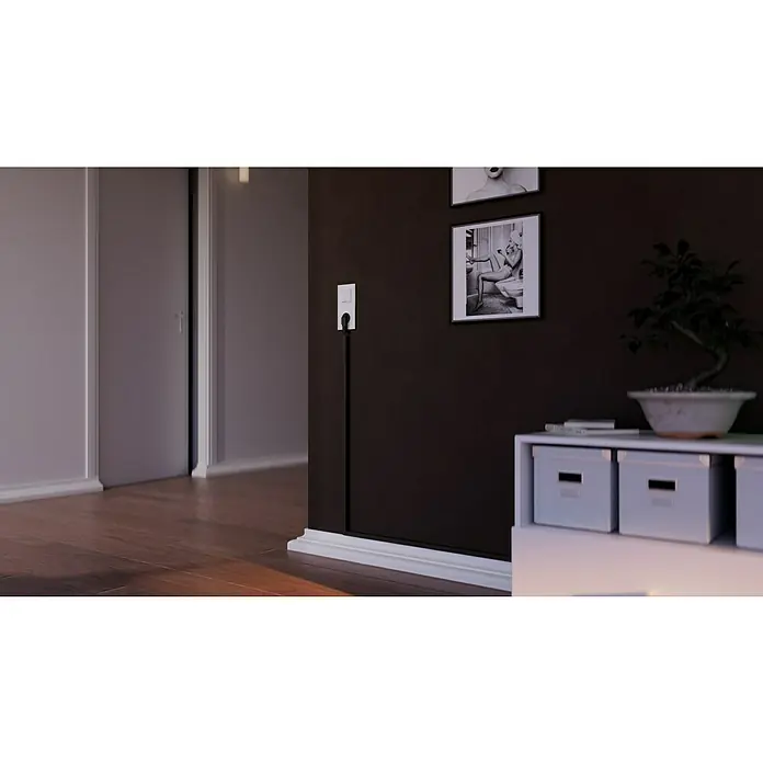 Kabelkanal - L x B x H: 2 m x 15 mm x 15 mm, Braun - Eine stilvolle Inneneinrichtung mit Fokus auf einer weißen Steckdose und einem schwarzen Kabel an einer dunklen Wand.
