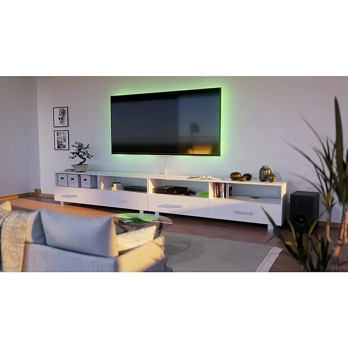 GGK Innenecke - Buche, Passend für: Sockelleistenkanal SL 20x50 - Einrichtung mit modernem TV-Gerät mit stimmungsvoller Hintergrundbeleuchtung und einem passenden, weißen Lowboard im Wohnzimmer.