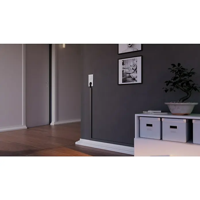 Kabelkanal - L x B x H: 2 m x 30 mm x 15 mm, Silber - Nahaufnahme einer eleganten Innenraumszene mit Fokus auf einer Steckdose und einem minimalistischen Möbelstück.