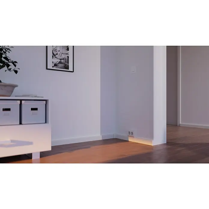 GGK Endstück - Rechts, Alpinweiß, Passend für: Sockelleistenkanal SL 20x50 - Ein stilvolles Interieur mit indirekter Beleuchtung, die eine warme Atmosphäre schafft. Moderne Akzente durch Möbel und Dekoration.