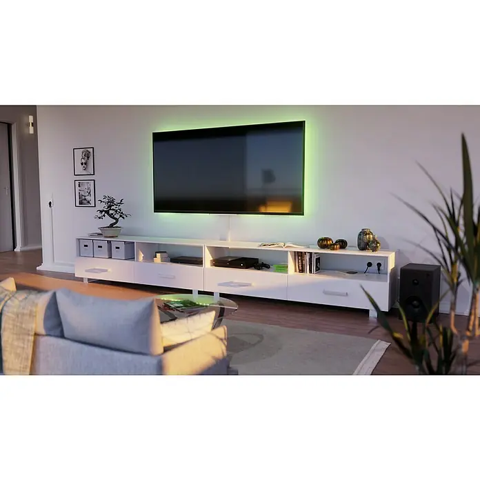 Kabelkanal - L x B x H: 2 m x 30 mm x 15 mm, Weiß - Wohnzimmer mit modernem Lowboard, das elektronische Geräte und Dekoartikel stilvoll präsentiert. Der Fernseher mit Hintergrundbeleuchtung sorgt für Atmosphäre.