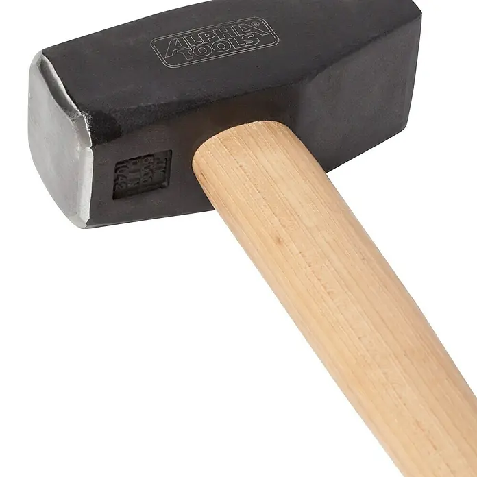 Alpha Tools Vorschlaghammer - 5.000 g, Holz Hickory - Nahaufnahme eines Vorschlaghammers der Marke Alpha Tools mit Holzgriff und schwarzem Kopf.
