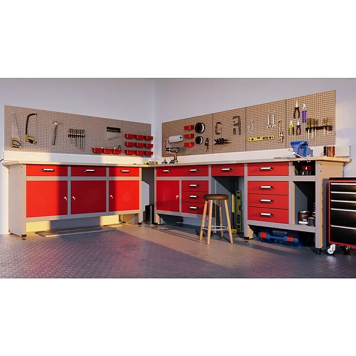 Kabelkanal - 2 m x 100 mm x 40 mm, Weiß - Werkbank mit roten Schranktüren und Schubladen, dazu passendes Werkzeug an der Wand, ideal für jede Werkstatt.