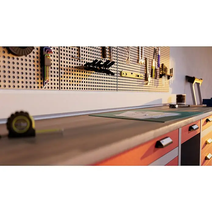 Kabelkanal - 2 m x 100 mm x 40 mm, Weiß - Werkbank mit Lochwand und Werkzeugen. Die orangefarbenen Schränke unter der Werkbank bieten zusätzlichen Stauraum.