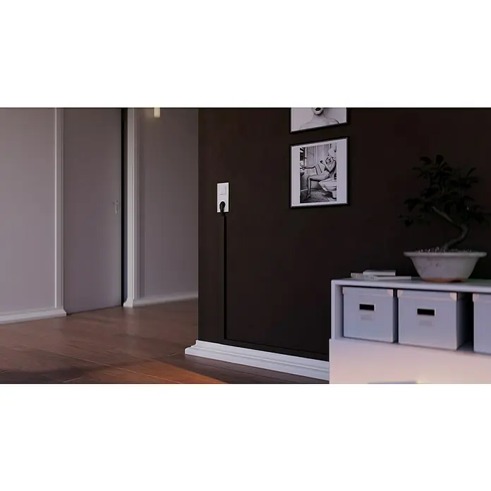 Kabelkanal - 2 m x 30 mm x 15 mm, Braun - Ein stilvoller Raum mit Fokus auf dem minimalistischen Design des Steckers, integriert in eine moderne Wanddekoration.