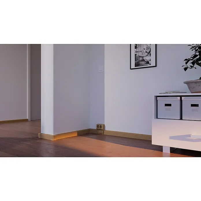 GGK Gerätetank - 2-fach, Buche, Passend für: Sockelleistenkanal SL 20x50 - Eine Nahaufnahme eines hellen Raumes mit Holzboden, weißen Wänden und minimalistischer Einrichtung. Schlichte Eleganz mit Stauraumboxen.