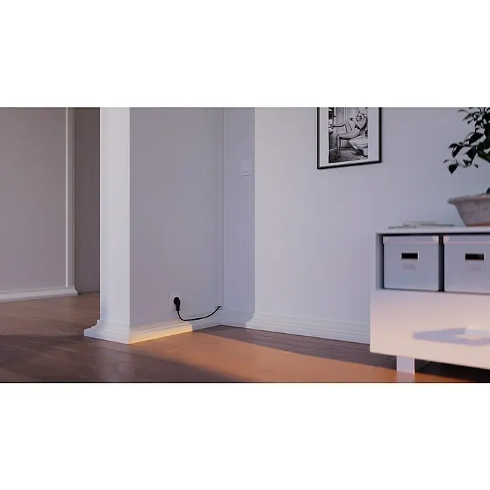 Gewiss Kabelkanal mit Oberteil aus Hart-PVC - 2 m x 50 mm x 30 mm, Weiß - Ein Innenraum mit weißen Wänden, braunem Holzboden und einem modernen weißen Schrank mit Aufbewahrungsboxen, dekoriert mit einem stilvollen Bild.