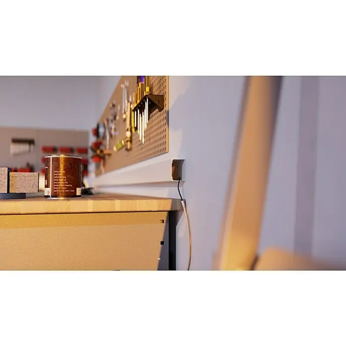 Kabelkanal - L x B x H: 2 m x 60 mm x 40 mm, Weiß - Ein Farbbehälter steht auf einer Werkbank, umgeben von Werkzeugen an der Wand. Der Behälter ist bereit für Renovierungsarbeiten und Projekte.