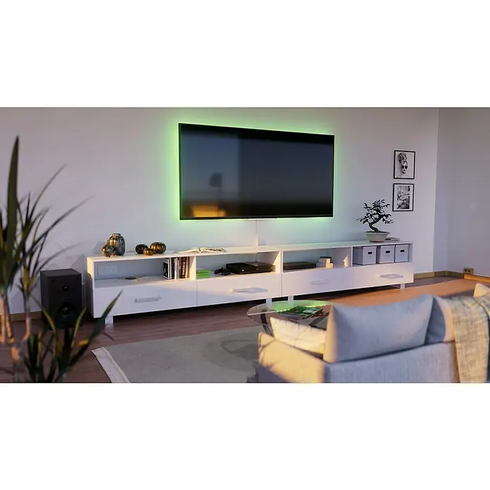 GGK Endstück - Rechts, Buche, Passend für: Sockelleistenkanal SL 20x50 - Ein modernes Wohnzimmer mit einem beleuchteten Fernseher über einem weißen Mediaschrank, der eine gemütliche Atmosphäre schafft.