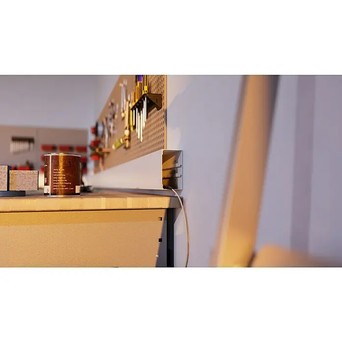 Kabelkanal - L x B x H: 2 m x 110 mm x 60 mm, Weiß - Nahaufnahme einer Farbdose auf einer Werkbank, ideal für Heimwerkerprojekte und zur Wandgestaltung im Hobbyraum.