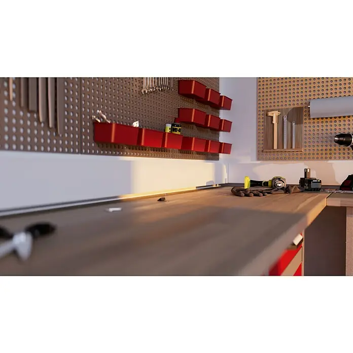 Kabelkanal - L x B x H: 2 m x 110 mm x 60 mm, Weiß - Nahaufnahme einer Werkbank mit Werkzeugen, einer Bohrmaschine und Behältern an der Wand, die eine organisierte und effiziente Werkstattumgebung zeigen.