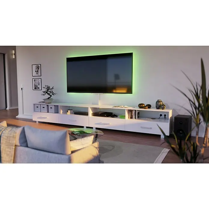 OBO Kabelkanal - 2 m x 30 mm x 30 mm, Reinweiß - Einrichtungsidee mit modernem TV-Gerät mit grüner Hintergrundbeleuchtung, platziert über einem weißen Lowboard, das Bücher und Deko-Elemente präsentiert.