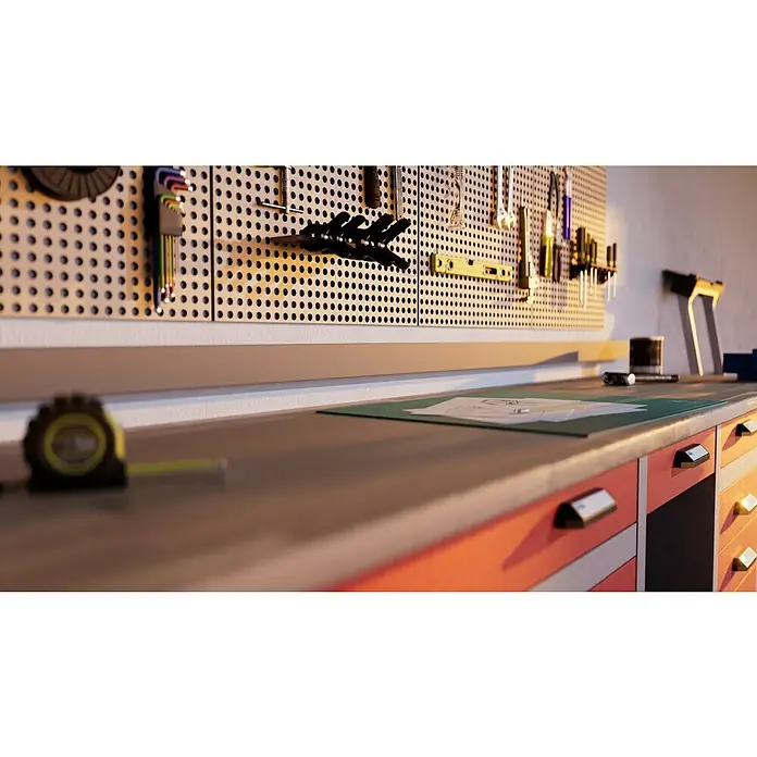 Kabelkanal - L x B x H: 2 m x 60 mm x 40 mm, Grau - Eine Werkbank mit Werkzeug an der Wand, inklusive Schraubenschlüssel, Zange und einem Maßband auf der Arbeitsfläche, ideal für Reparaturen.