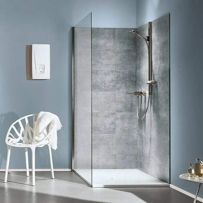 Clage Durchlauferhitzer DCX Next - 18, 21, 24 oder 27 kW, Elektronisch, Druckfest - Ein modernes Badezimmer mit einer ebenerdigen Dusche, grauen Fliesen und einer Glastrennwand. Helle und freundliche Atmosphäre.