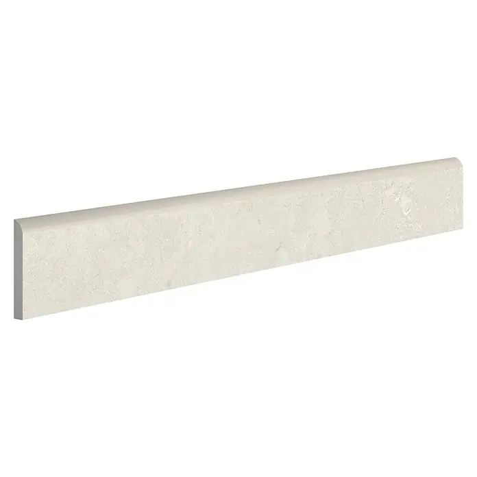 Zócalo cerámico Geo - 7,2 x 45 cm, Avorio, Espesor: 8,5 mm, 18 pzs. - Detalle de un borde de piedra caliza crema, ideal para agregar toques elegantes a interiores, con una superficie finamente texturizada.