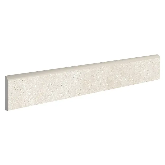 Zócalo cerámico Amira - 7,2 x 60,5 cm, Beige, Mate, 18 pzs. - Primer plano de una encimera de color claro y moteado con un borde redondeado, ideal para cocinas y baños.