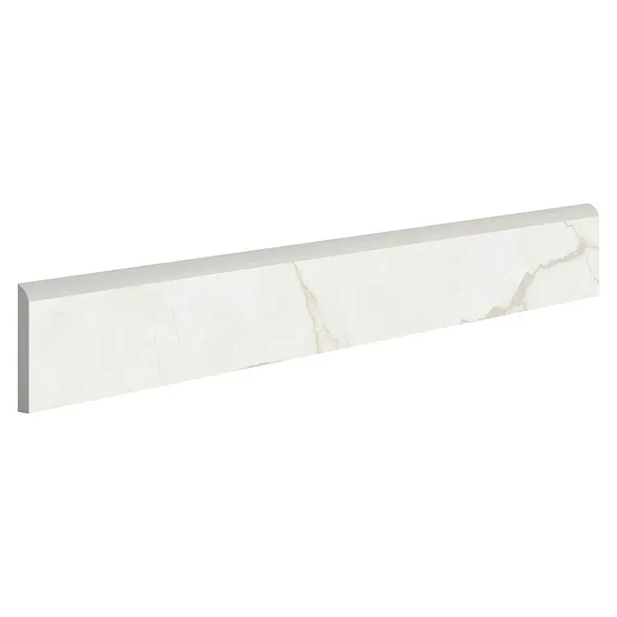 Zócalo cerámico Sublime - 7,2 x 60 cm, Blanco, Brillante, 18 pzs. - Primer plano de una encimera de mármol con sutiles vetas, que ofrece un aspecto elegante y lujoso para proyectos de cocinas y baños.