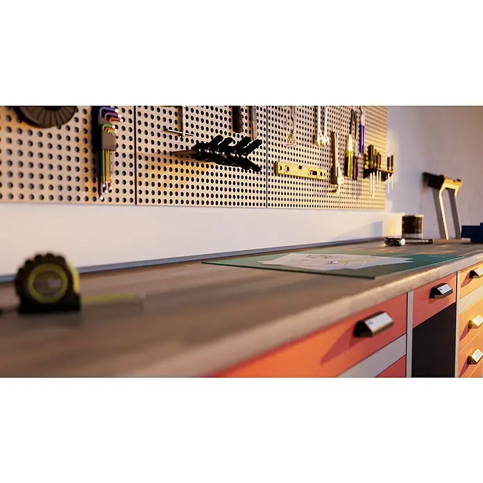 Kabelkanal - L x B x H: 2 m x 110 mm x 60 mm, Weiß - Werkbank mit Werkzeug an der Wand. Der Fokus liegt auf der Arbeitsfläche mit Messwerkzeug und einem Plan. Praktisch und ordentlich.