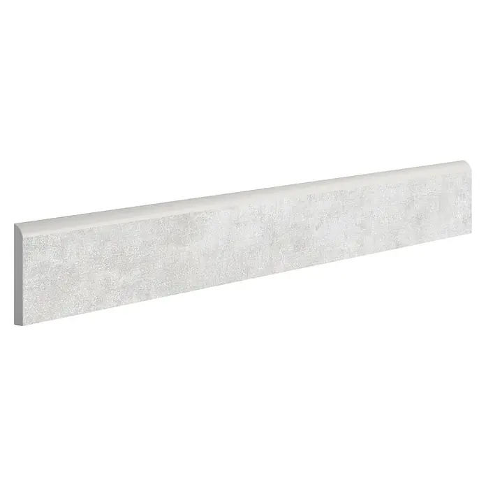 Zócalo cerámico Cortals - 7,2 x 45 cm, Perla, Mate, 18 pzs. - Primer plano de un producto de zócalo blanco con bordes redondeados y una superficie texturizada sobre un fondo negro.