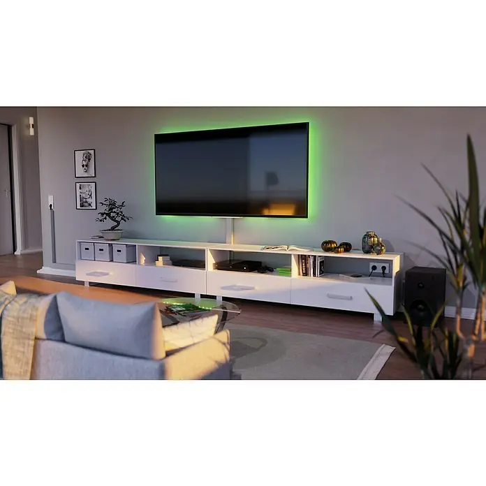 OBO Kabelkanal - 2 m x 60 mm x 40 mm, Lichtgrau - Ein modernes Wohnzimmer mit einem großen Fernseher, der von grünen Lichtern umgeben ist, und einem weißen Lowboard darunter.