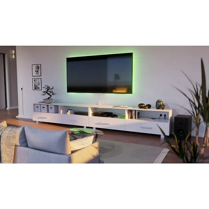 OBO Kabelkanal - 2 m x 15 mm x 15 mm, Reinweiß - Wohnzimmer mit einem Flachbildfernseher, umgeben von grüner Beleuchtung, auf einer weißen Medienkonsole mit Deko-Elementen.