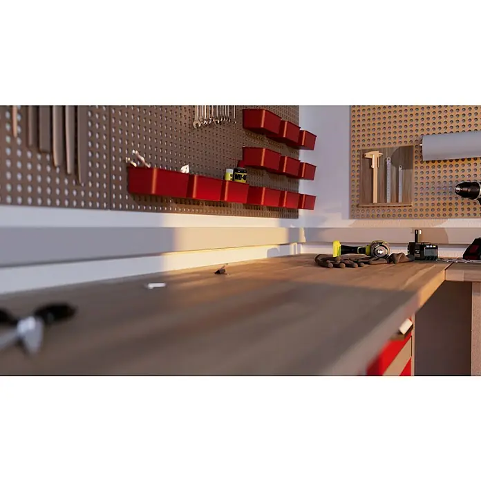 OBO Kabelkanal - 2 m x 60 mm x 40 mm, Lichtgrau - Werkstatt-Szene mit Werkzeugen, Arbeitsbank und Wandregalen, die eine organisierte und funktionale Arbeitsumgebung zeigen.
