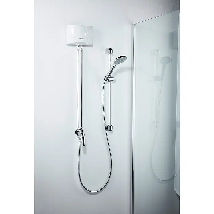 Clage Kleindurchlauferhitzer MBX6 Shower - 5,7 kW, Elektronisch, Druckfest - Weißer wandmontierter Durchlauferhitzer mit Chromrohren und Handbrause.