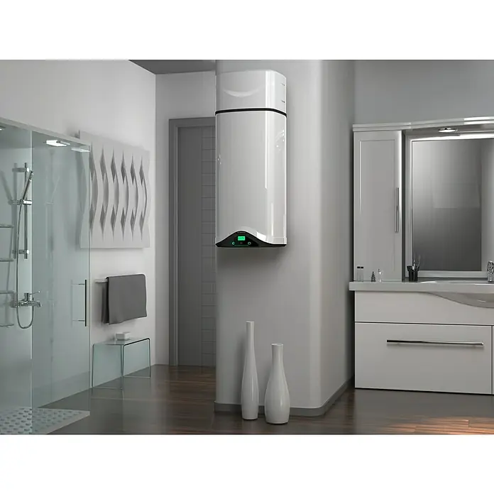 Ariston Warmwasser-Wärmepumpe Nuos Evo 80 - Fassungsvermögen: 80 l - Weißer, glänzender Warmwasserbereiter mit schwarzen Akzenten und Digitalanzeige, an der Wand eines modernen Badezimmers montiert.