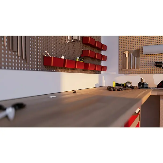 Kabelkanal - L x B x H: 2 m x 150 mm x 60 mm, Weiß - Werkbank mit Werkzeugwand und rotem Organizer. Werkzeuge und Zubehör liegen auf der Arbeitsfläche bereit für Heimwerkerprojekte.