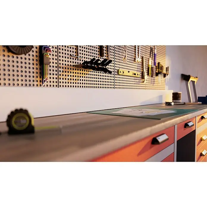 Kabelkanal - L x B x H: 2 m x 150 mm x 60 mm, Weiß - Werkbank mit Werkzeugen an der Wand. Die Werkzeuge sind ordentlich angeordnet und die Werkbank ist bereit für Projekte.