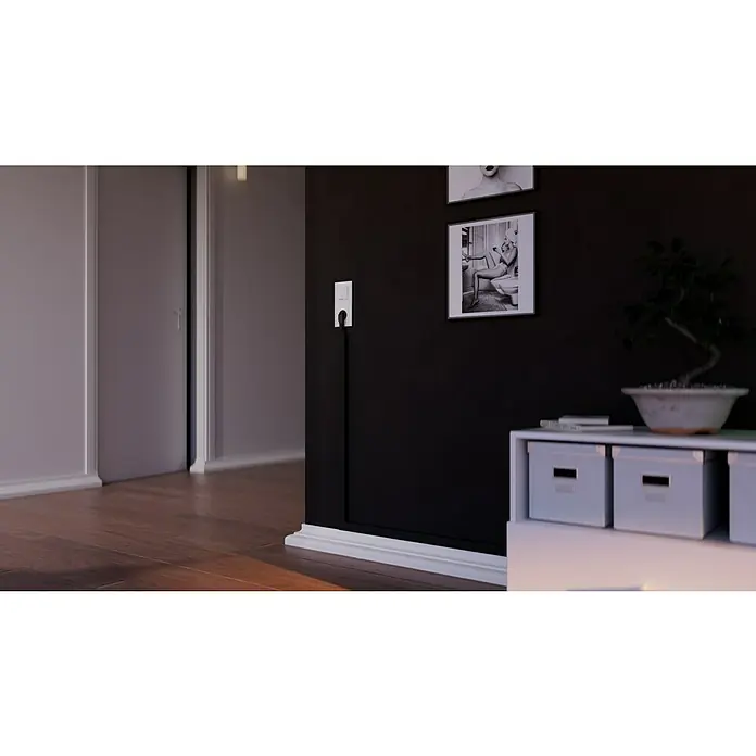 Kabelkanal - L x B x H: 2 m x 30 mm x 15 mm, Schwarz - Ein schlichtes Interieur mit einem eleganten Schalter an einer dunklen Wand, der durch ein diskretes Kabel ergänzt wird.