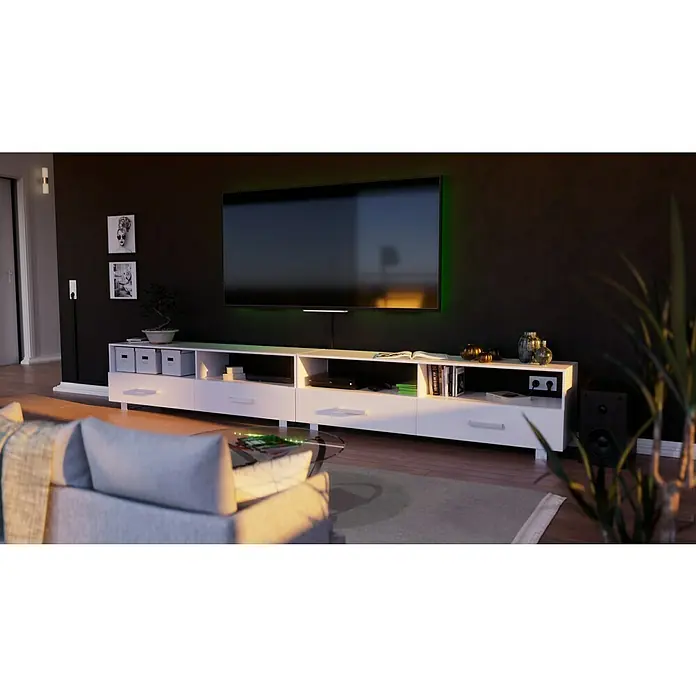 Kabelkanal - L x B x H: 2 m x 30 mm x 15 mm, Schwarz - Ein elegantes Wohnzimmer mit einem großen Fernseher über einem weißen Sideboard, das moderne Unterhaltungseleganz bietet.