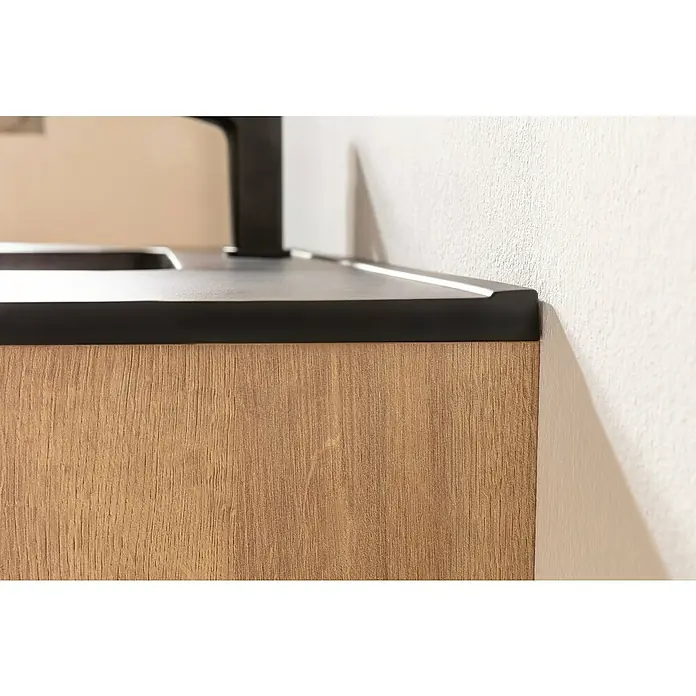 Lanzet Dune Badmöbel-Set - Gesamtbreite Badmöbel: 101 cm, Berg Eiche/Schwarz, Bewegungsmelder mit LED-Beleuchtung - Detailaufnahme eines Waschtischs mit Holzstruktur und schwarzer Arbeitsplatte. Stilvolles Design für moderne Badezimmer.